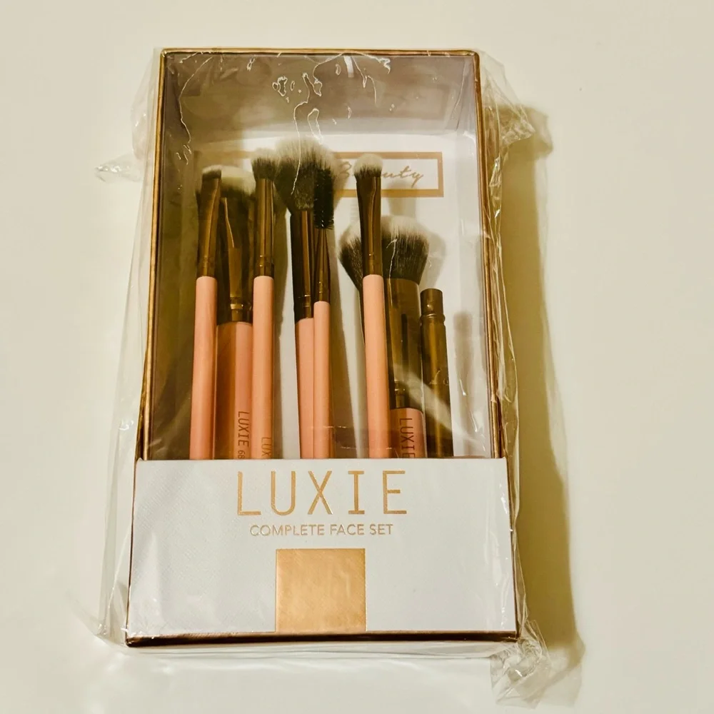 LUXIE COMPLETE FACE SET 8 PIECE PINK/ROSE GOLD BRUSH SET NIB!